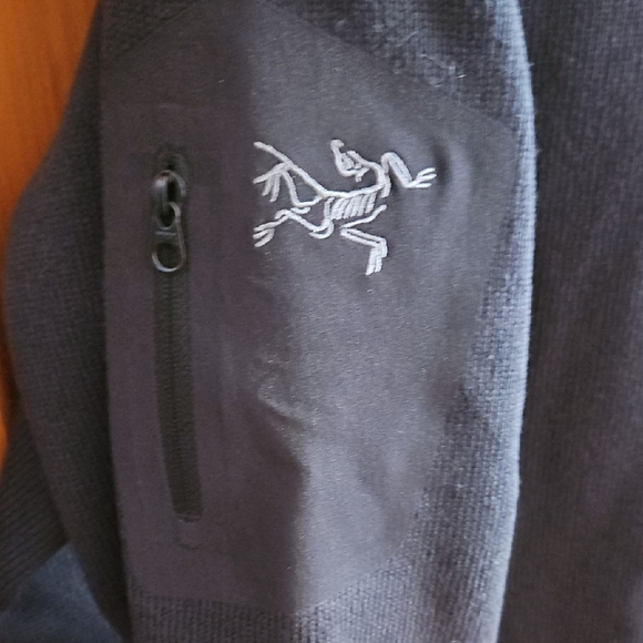 Arc'teryx Black Half-Zip Pullover - Picture 4 of 9